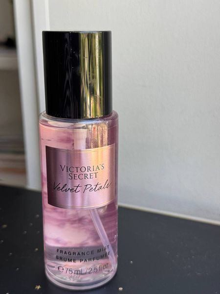 Фото Спрей для тіла Victoria&rsquo;s Secret Velvet Petals 75 мл Парфумований спрей для тіла з квітковим ароматом 00015,