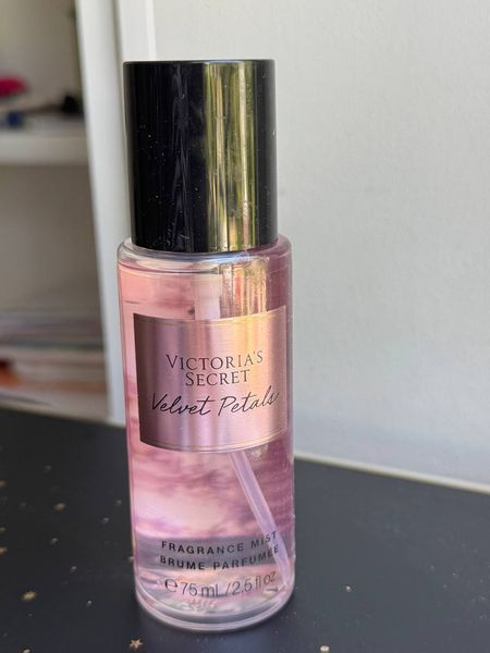 Фото Спрей для тіла Victoria&rsquo;s Secret Velvet Petals 75 мл Парфумований спрей для тіла з квітковим ароматом 00015,